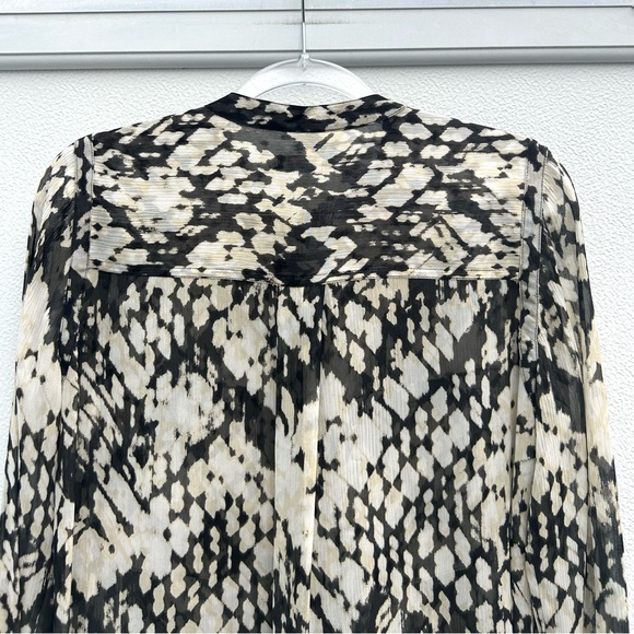 Vince Blouse Top 100% Silk Button Down Tunic Women Sz 2 Basket weave Print Sheer - Picture 11 of 14